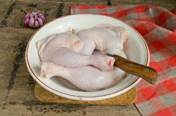 Hogyan kell sütni a csirkecomb savanyú káposzta?
