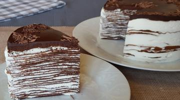Csokoládé palacsinta torta. A kombináció a gyengéd krém és gazdag csokoládé máz, adja meg a különleges ízét a torta