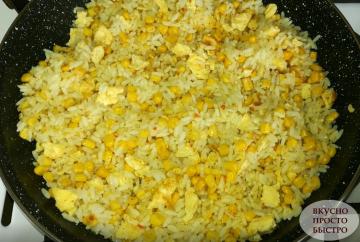 Maradtam főtt rizst? Készítsünk körettel tojás és a kukorica. Egyszerű és finom
