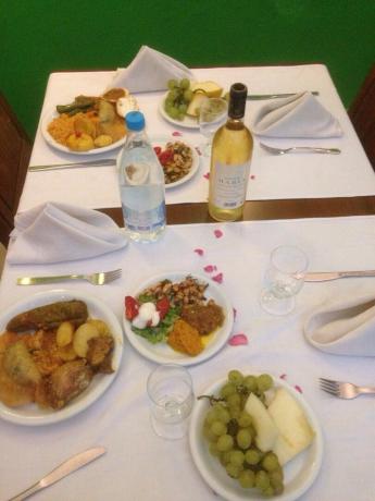 A vacsorát asztalok abroszok, szalvéták. Minden asztalon - bor palackozott. Azt kell mondanom, hogy a bor Tunéziában - nem egészen rossz. Nagyon élveztem a fehér és rózsaszín. Piros - nem nagyon ((sör nem rossz: a tervezetet, és a palackok.