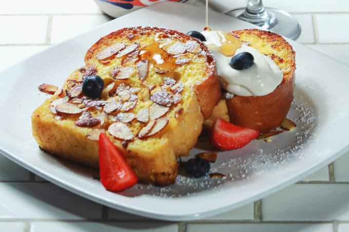 A kedvenc kombinációja - mandula szirmokkal, méz, tejszín és a friss bogyós gyümölcsök. Képek - Yandex. képek 