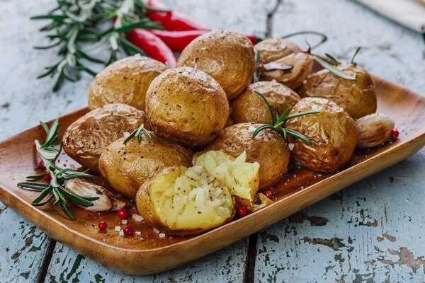 Tucatnyi lehetőség van a kabátos burgonya főzésére (Fotó: alamy.com)