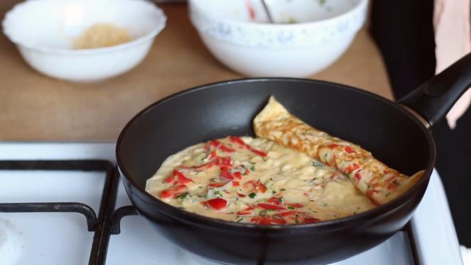 Hozzáadjuk a nyers masszát omletnoy