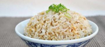 Hogyan kell főzni egy finom omlós rizs körettel