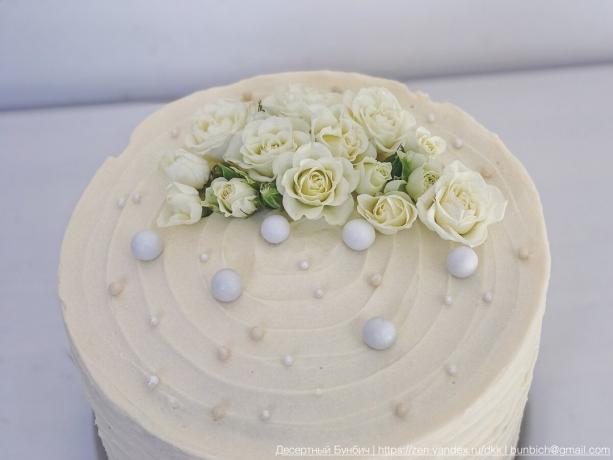 Egy egyszerű példa arra, hogyan kell díszíteni a tortát friss virág
