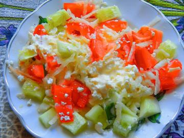 Kiadós, könnyen finom saláta paradicsommal és sajttal