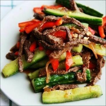 Koreai előétel hús, uborka és paprika