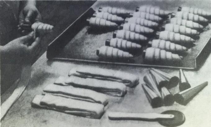 Elkészítésének folyamatát vesecsatornáknak krémet. Fotó a könyv „gyártása és süteményeket,” 1976 