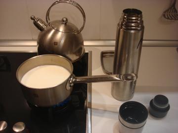 2 egyszerű folyamat előállítására meleg tejet. Most háztartási hulladék egyszerű!