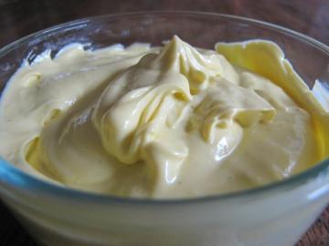 Hogyan, hogy a házi majonézt a tejföllel és főtt tojássárgáját. Nem zsíros és ízletes