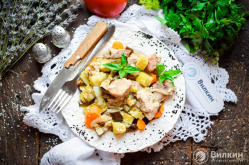 Sertéshús burgonyával és zöldségekkel a sütőben