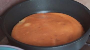 Gyors sajtos tortilla a serpenyőben. lusta KHACHAPURI