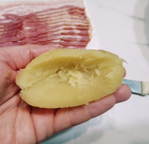 Peel burgonyát, vágjuk félbe egy késsel óvatosan vágja ki a középső