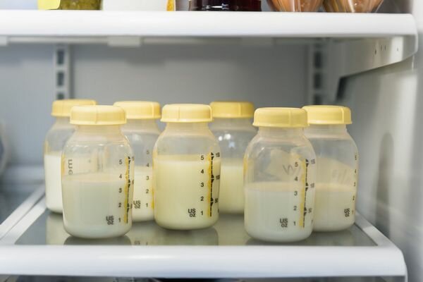 A legjobb, ha a tejet üvegedénybe öntjük, és egy fazékban melegítjük (Fotó: verywellfamily.com)