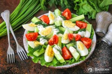 Tojás, uborka és paradicsom saláta
