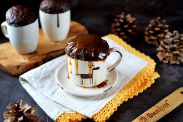 Csokoládé cupcake egy bögrében a mikrohullámú sütőben