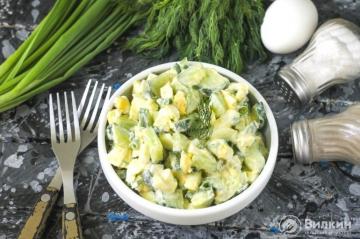 Uborka, tojás és zöldhagyma saláta