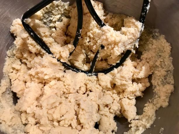 Fontos, hogy ne mozduljon el a tésztát. Ha sokáig gyúrni a lisztet kezd kialakulni a kommunikáció és glyutenuvuyu tészta elveszti hrustyashnost. 