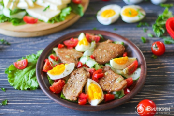 Saláta csirkével, tojással és zöldségekkel