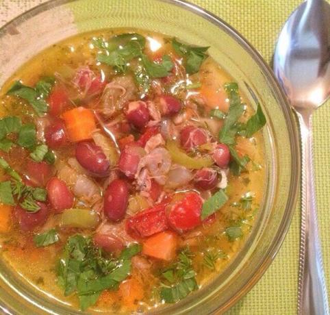 Ez a leves az úgynevezett fémjelzi Bulgária és az íze és előnyeit nem rosszabb, mint a mi borscs.