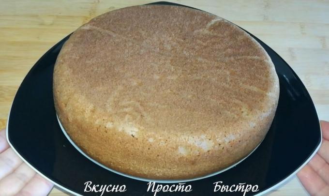 Keksz is sült egy előmelegített sütőben 180 ° C-on Hajlandóság, hogy ellenőrizze a fapálcikával. Átszúrja a torta nyárs, nyárs, ha száraz, akkor piskóta kész.