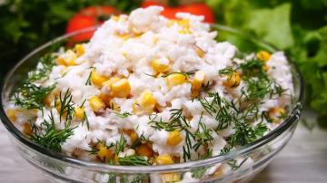 Saláta a főtt hal rizzsel és a kukorica