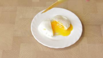 Az ideális reggeli 5 percig. Hogyan lehet gyorsan és egyszerűen főzni egy buggyantott tojással