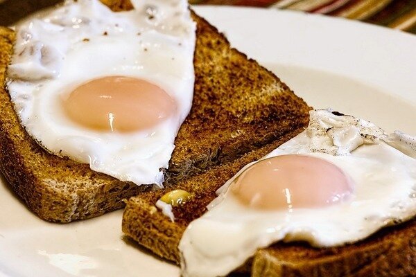 Nem tanácsos a tojásokat újramelegíteni, mert ez veszélyesé teszi az edényt.
