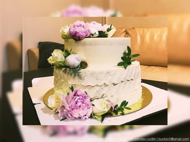 Egy példa egy esküvői torta, amit virágokkal díszített