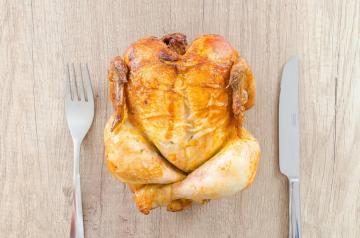 Élelmiszer bachelor négy szárnyas ételek, hal és hús, amely „felkészülni”