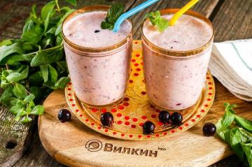 Smoothie fekete ribizlivel