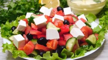 Görög saláta egy különleges mártással!