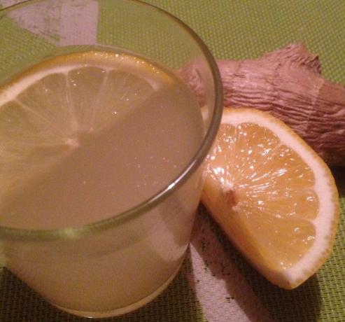 Drink gyömbér és citrom segíthet a fogyásban. Tedd ezt az italt nem nehéz, és érezni fogja a hatását nagyon hamar. Ne igyon nehéz. Az arányok write számított szerezni - 1 liter kész ital.
