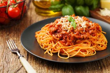 Spagetti „bolognai”. Ízletesebb, mint az étterem!